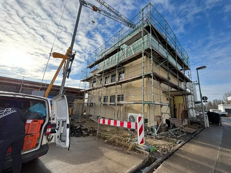 Ausführung der Installationen auf der Baustelle eines Neubaus