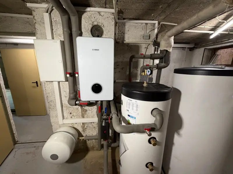 Bosch-Wandheizkessel mit Boiler im Kellerraum