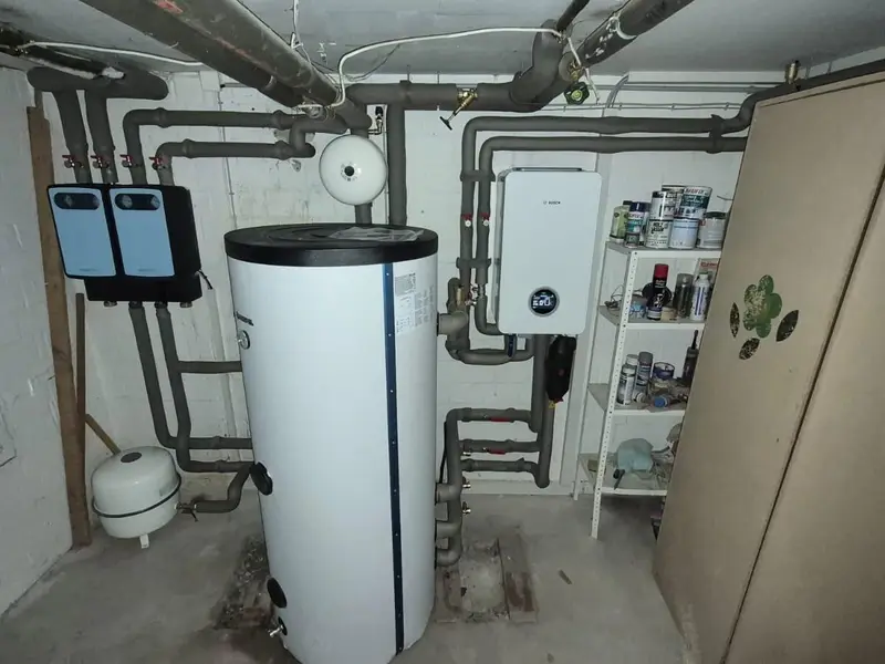 Pufferspeicher mit Rohrleitungen im Keller