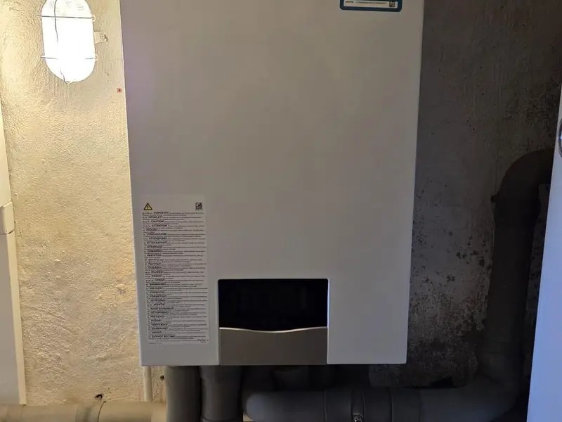 Wandgerät von Vaillant mit Anschlussleitungen