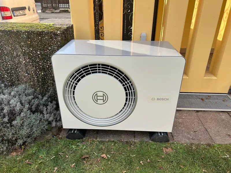 Außeneinheit einer Bosch-Wärmepumpe auf einer Rasenfläche
