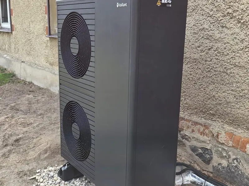 Außeneinheit einer Wärmepumpe auf einem Kiesbett