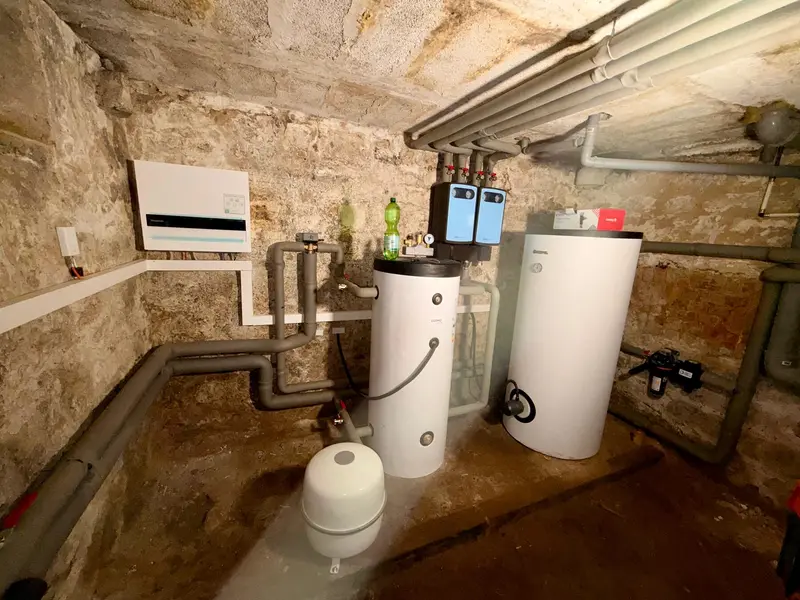 Pufferspeicher und Regeltechnik der Wärmepumpe im Keller