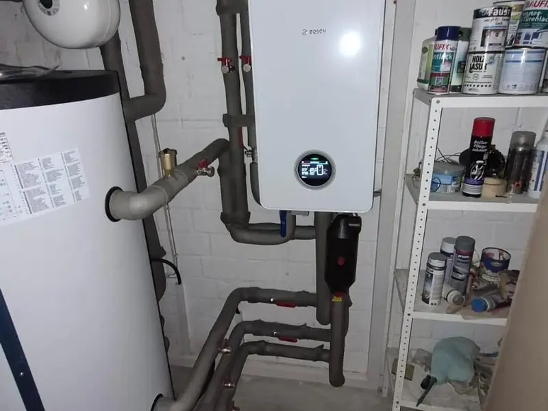 Technikraum mit Pufferspeicher und Innengerät der Wärmepumpe